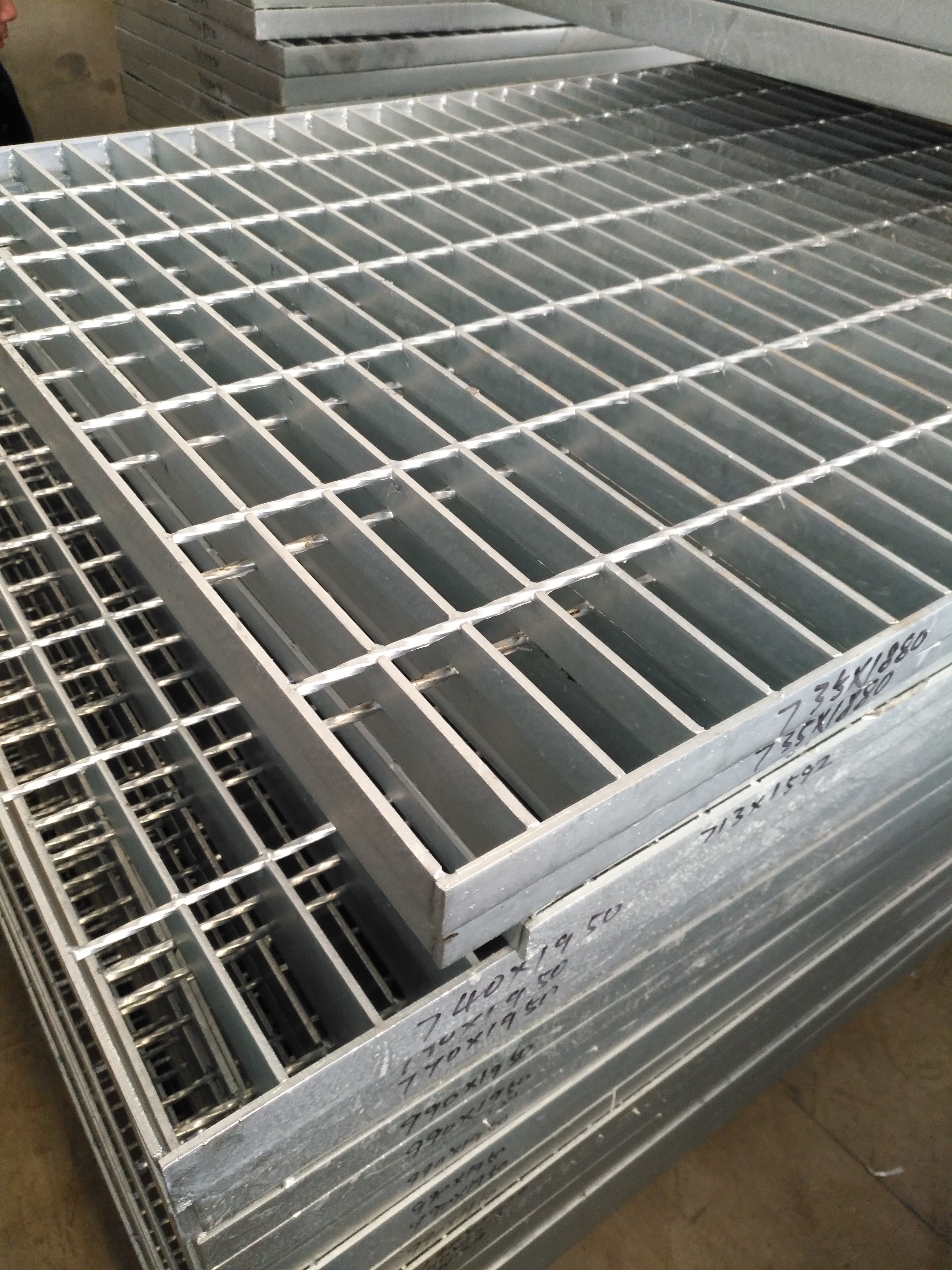 新疆平台热镀锌钢格栅板 镀锌钢格栅板生产厂家