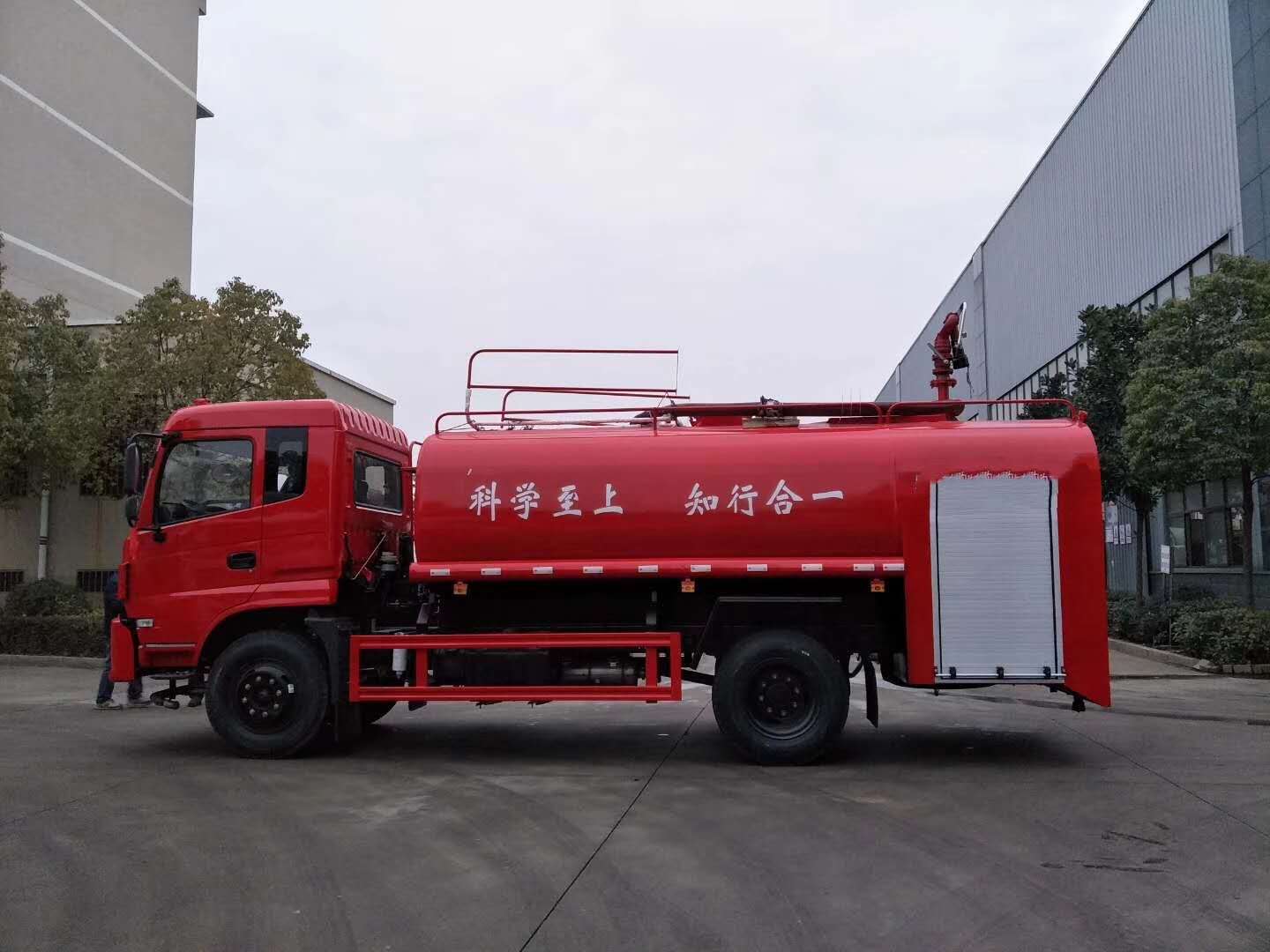 东风消防洒水车 泡沫消防车 10吨消防车厂家直销价格示例图6